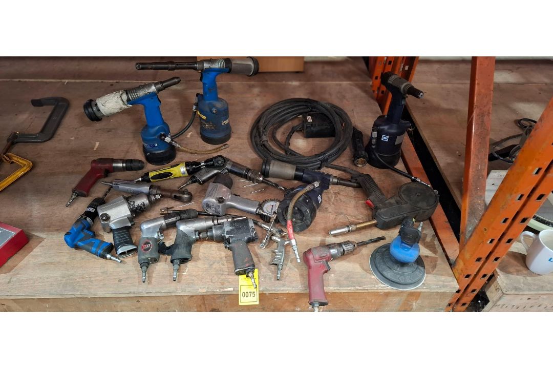 18 X MIXED TOOL LOT TO INCLUDE AVDEL G2 HYDRO - PNEUMATIC RIVET GUNS , MIGHTY SEVEN AIR DRILL , DRAP - Image 1 of 5