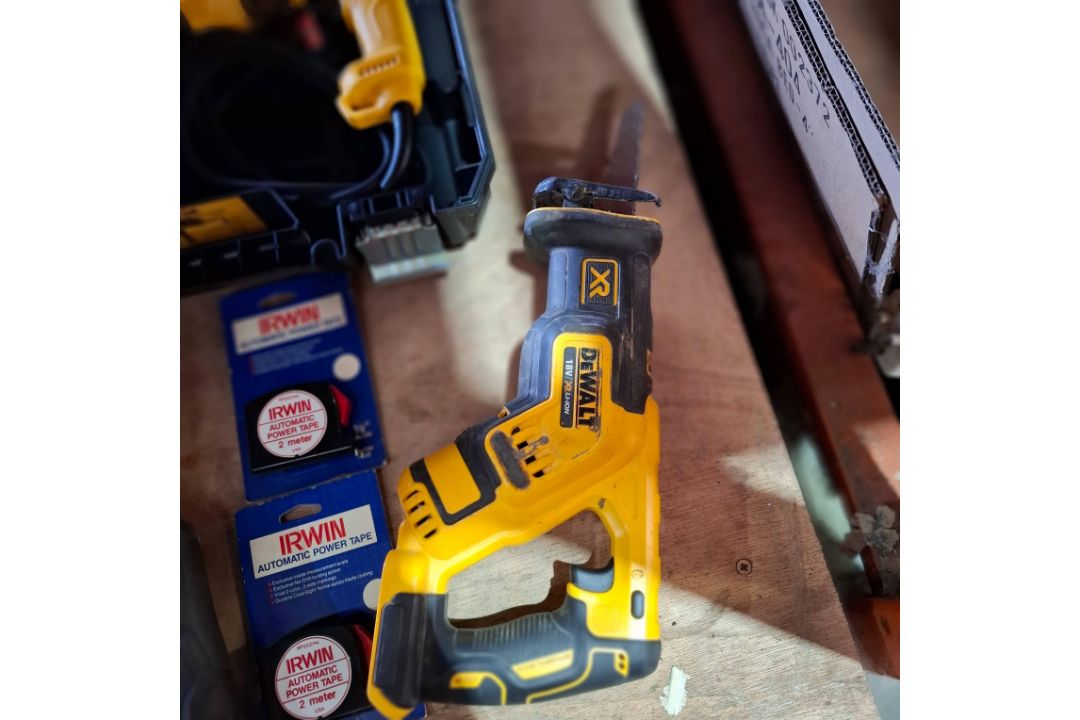 6 X DEWALT TOOL LOT TO INCLUDE 18V COMPACT BRUSHLESS RECIPROCATING SAW , 18V ANGLE GRINDER , 18V COR - Image 4 of 6