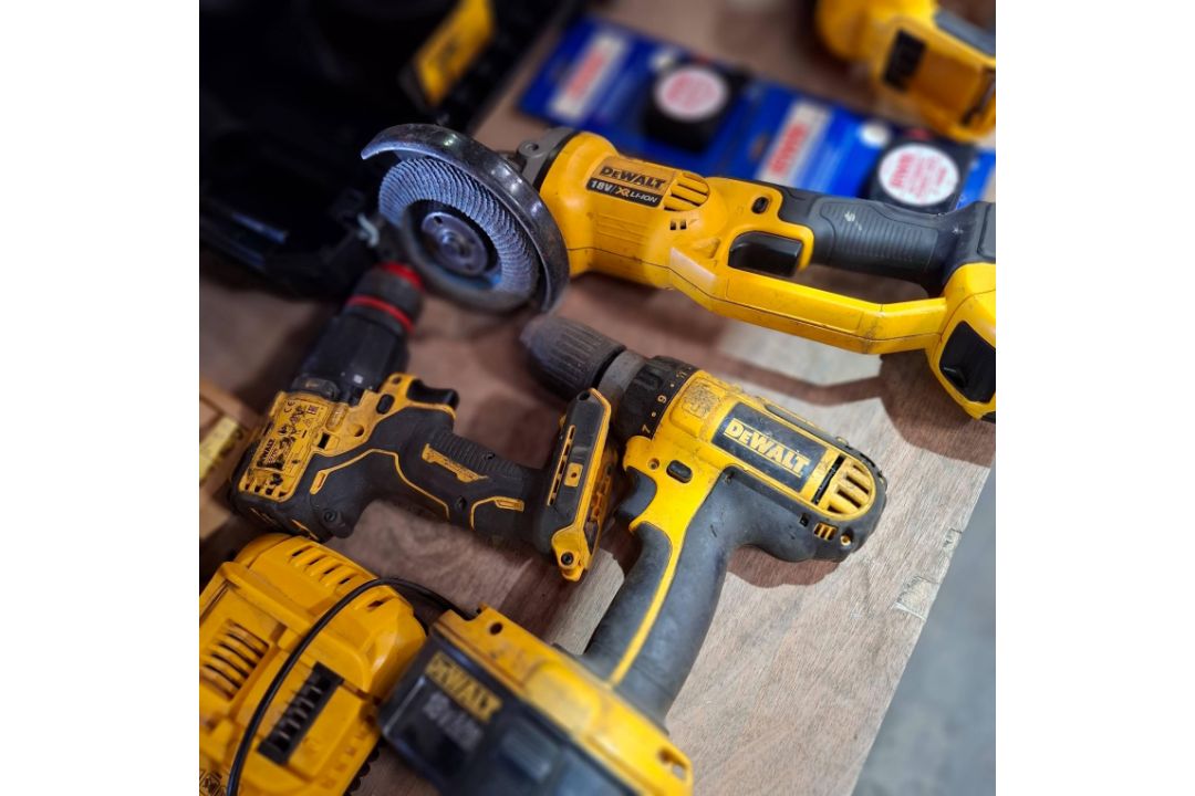 6 X DEWALT TOOL LOT TO INCLUDE 18V COMPACT BRUSHLESS RECIPROCATING SAW , 18V ANGLE GRINDER , 18V COR - Image 3 of 6
