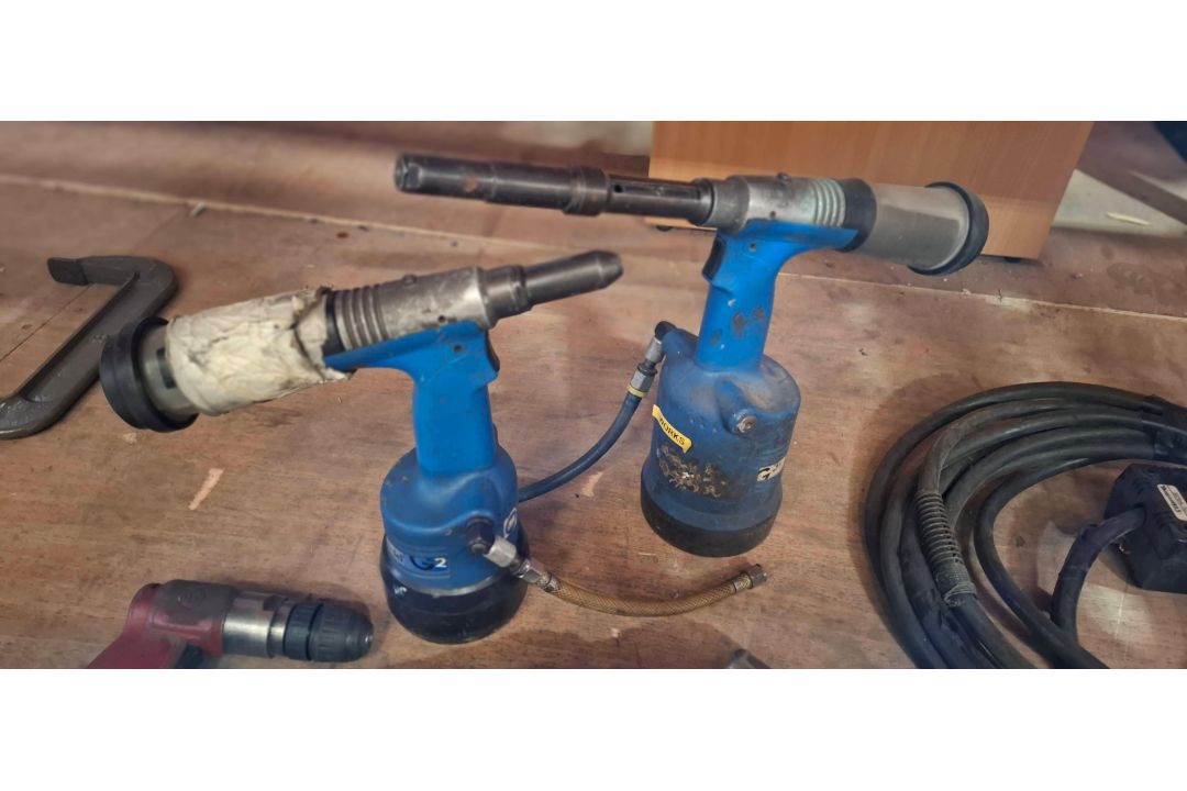18 X MIXED TOOL LOT TO INCLUDE AVDEL G2 HYDRO - PNEUMATIC RIVET GUNS , MIGHTY SEVEN AIR DRILL , DRAP - Image 3 of 5