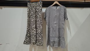40 X BRAND NEW MIXED CLOTHES LOT TO INCLUDE VERO MODA ANKLE SKIRT IN BLACK AND WHITE IN SIZE XS , VE