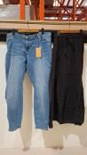 80 X BRAND NEW MIXED VERO MODA LOT CONTAINING SLIM FIT JEANS IN DENIM BLUE IN SIZE 52/32 INCHES,