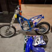 1 X INCOMPLETE DIRT BIKE WITH SPARE / ASSOCIATED PARTS AND METAL JERRY CAN
