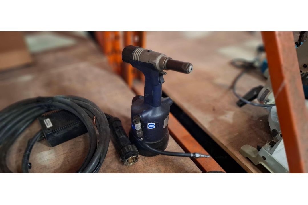 18 X MIXED TOOL LOT TO INCLUDE AVDEL G2 HYDRO - PNEUMATIC RIVET GUNS , MIGHTY SEVEN AIR DRILL , DRAP - Image 4 of 5