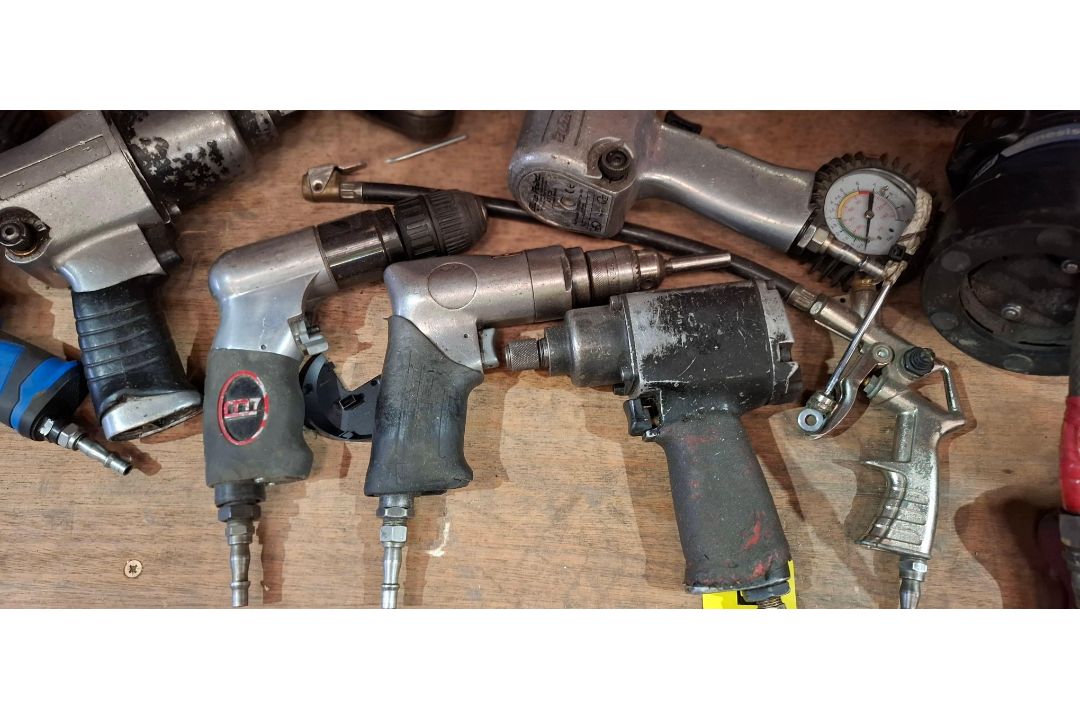 18 X MIXED TOOL LOT TO INCLUDE AVDEL G2 HYDRO - PNEUMATIC RIVET GUNS , MIGHTY SEVEN AIR DRILL , DRAP - Image 2 of 5