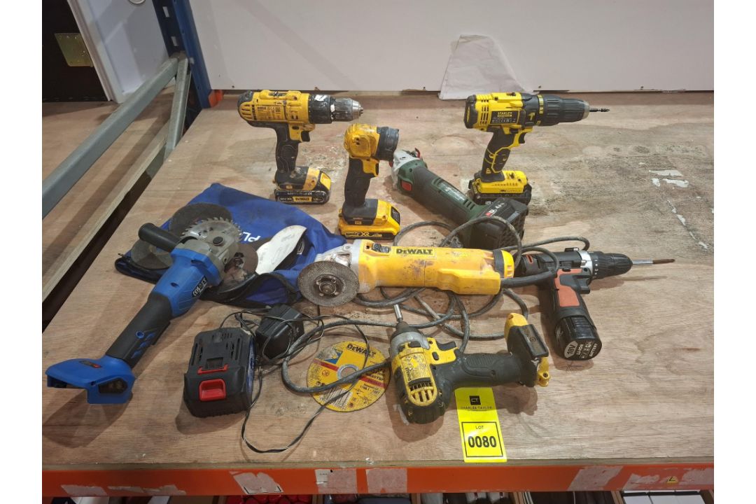 8 X MIXED TOOL LOT TO INCLUDE DEWALT ANGLE GRINDER  , DEWALT 18V CORDLESS COMBI DRILL , STANLEY FATM