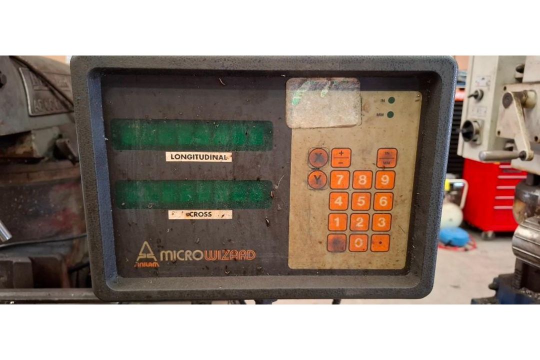 1 X CLASSIC BRIDGEPORT VERTICAL KNEE - TYPE MILLING MACHINE EQUIPPED WITH VARIABLE - SPEED HEAD AND - Image 3 of 6