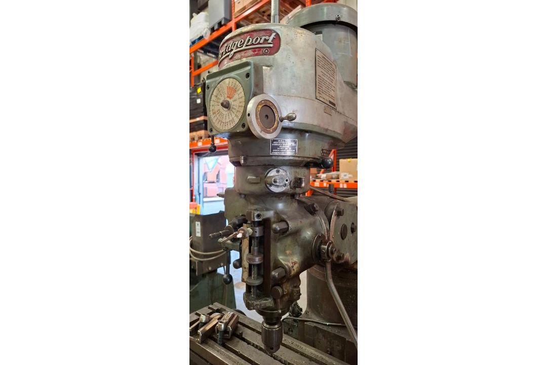 1 X CLASSIC BRIDGEPORT VERTICAL KNEE - TYPE MILLING MACHINE EQUIPPED WITH VARIABLE - SPEED HEAD AND - Image 2 of 6