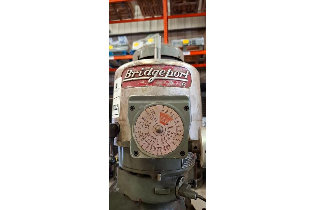 1 X CLASSIC BRIDGEPORT VERTICAL KNEE - TYPE MILLING MACHINE EQUIPPED WITH VARIABLE - SPEED HEAD AND - Image 4 of 6