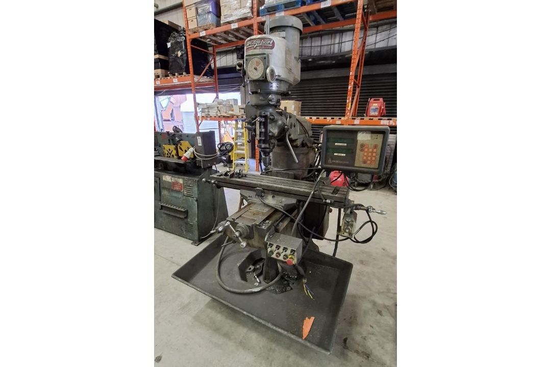 1 X CLASSIC BRIDGEPORT VERTICAL KNEE - TYPE MILLING MACHINE EQUIPPED WITH VARIABLE - SPEED HEAD AND - Image 1 of 6