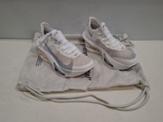 1 X BRAND NEW PAIR OF UNISEX NIKE AIR ZOOM ALPHAFLY 3 ROAD RACING SHOES IN METALLIC SILVER IN SIZE