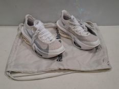 1 X BRAND NEW PAIR OF UNISEX NIKE AIR ZOOM ALPHAFLY 3 ROAD RACING SHOES IN METALLIC SILVER IN SIZE