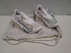 1 X BRAND NEW PAIR OF UNISEX NIKE AIR ZOOM ALPHAFLY 3 ROAD RACING SHOES IN METALLIC SILVER IN SIZE