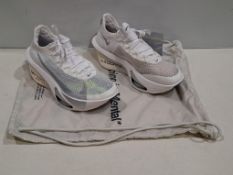 1 X BRAND NEW PAIR OF UNISEX NIKE AIR ZOOM ALPHAFLY 3 ROAD RACING SHOES IN METALLIC SILVER