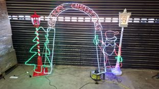 5 X MIXED CHRISTMAS LOT TO INCLUDE 2 X MERRY CHRISTMAS SIGNS , 2 X CHRISTMAS STREET LAMP WITH SANTA