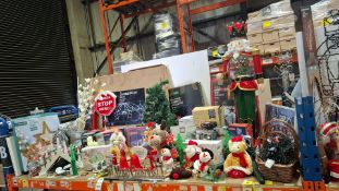 FULL BAY OF MIXED CHRISTMAS LOT TO INCLUDE NUTCRACKER SNOW BLOWER , 2.2M STARS ROPE LIGHT