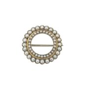 A circular split pearl brooch, diameter 2.9cm, pin and hook fitting, unmarked, tested as 9ct gold,