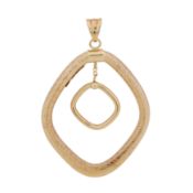 A gold pendant 9ct yellow gold