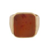 A carnelian signet ring Yellow metal