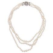 A three strand pearl necklace White metal