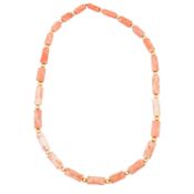A single strand coral necklace Yellow metal