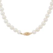 A single strand pearl necklace Yellow metal
