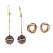 Two pairs of earrings Yellow metal
