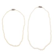 Two pearl necklaces White metal