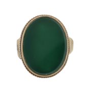 A green calcedony ring Yellow metal