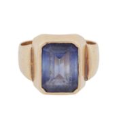 A synthetic sapphire ring Yellow metal