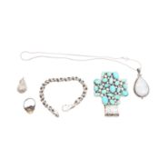 A collection of silver jewellery