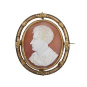 A cameo brooch / pendant Yellow metal