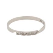 A white sapphire ring White metal