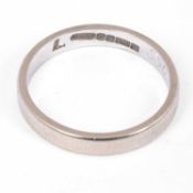 An 18ct white gold wedding band