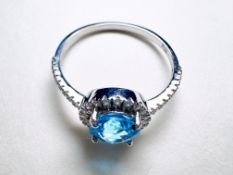 Ring 9 kt (375er) Weissgold mit Aquamarin und Diamantbesatz