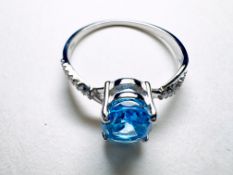Ring 9 kt (375er) Weissgold mit Topas und Diamantbesatz