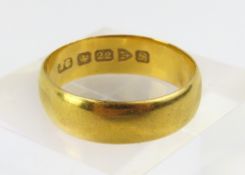 A 22ct gold wedding band, John Culver, 1902, finge