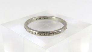 A platinum patterned facetted band ring, finger si