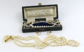 A set of graduated pearls with an unmarked