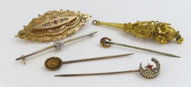A Victorian 9ct gold brooch set with red and white