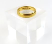 A late Victorian 22ct gold wedding band, William W