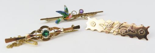 A rose coloured panel brooch, marked ‘9ct’, decora