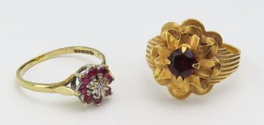A garnet set ring, marked ‘750’, the round cut fac
