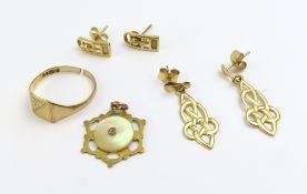 A 9ct gold square head signet ring, 1957, unable t
