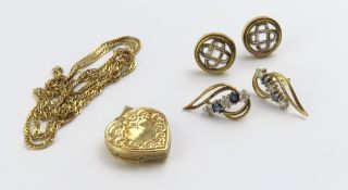 A 9ct gold heart shaped pendant with engraved flor