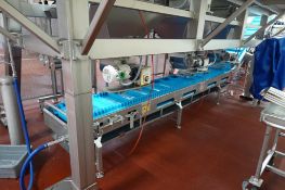 Cleated belt conveyor with incline