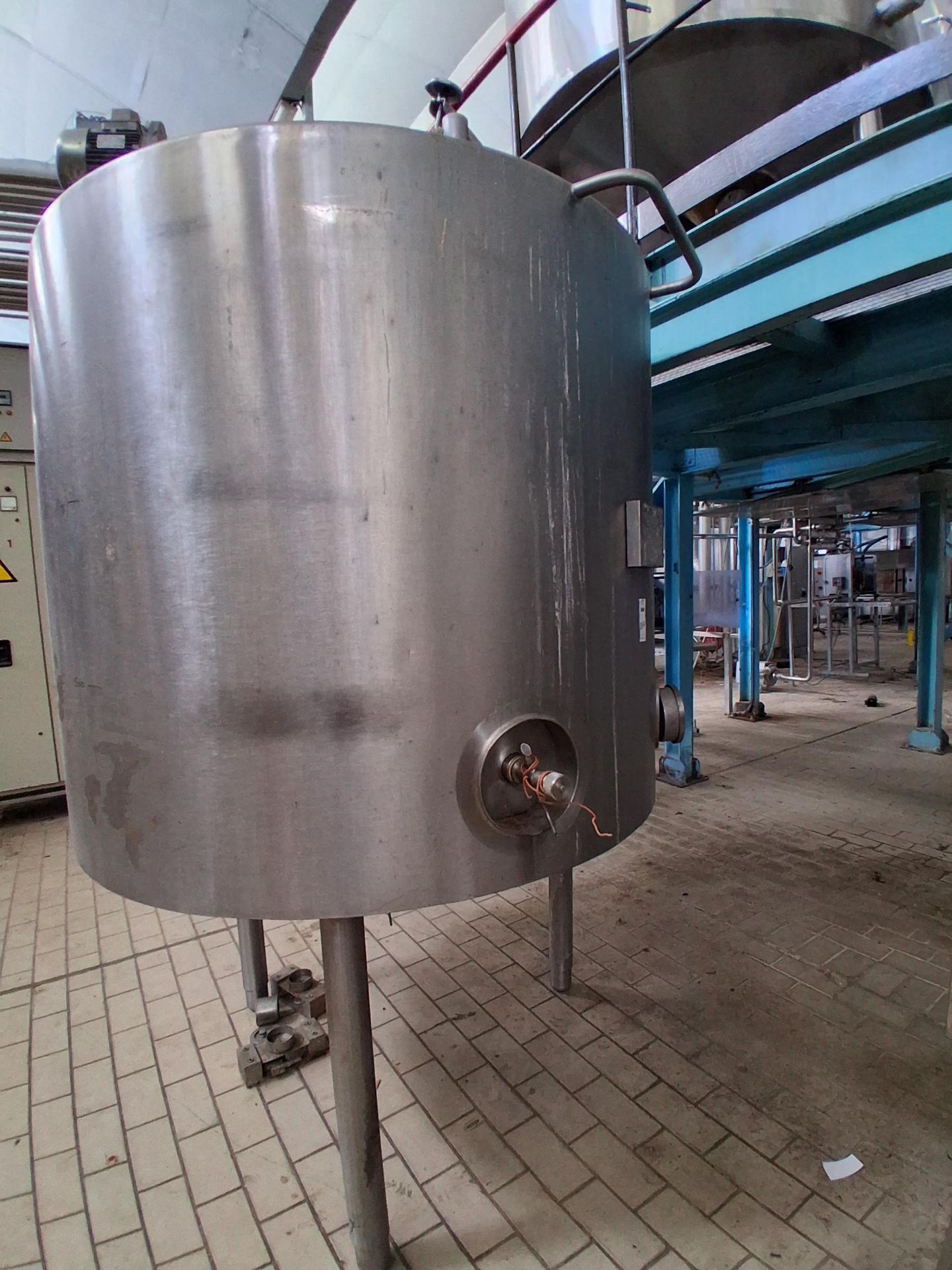 FARCK TANK WITH AGITATOR AND HEATING OPTION IN THE JACKET APPROXIMATELY 3000 L.