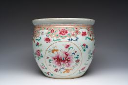 A Chinese famille rose jardinière with floral design on a wooden base, 19th C.