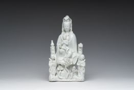 A Chinese Dehua blanc de Chine figure of Guanyin with servants, 19th C.