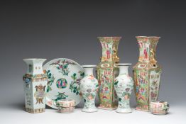 A varied collection of Chinese famille rose and famille verte porcelain, 19th/20th C.
